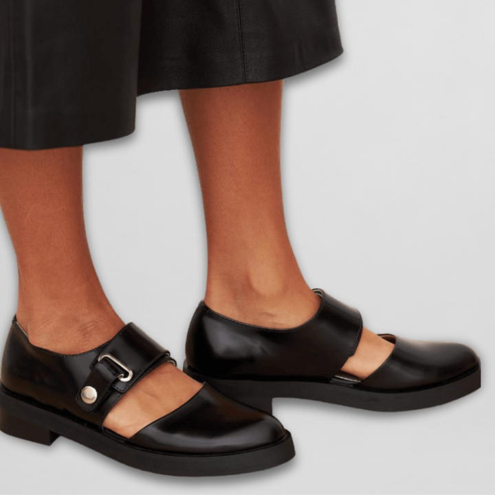 Sara | Klasikinė Mary Janes Adjust su Tava sagtimi