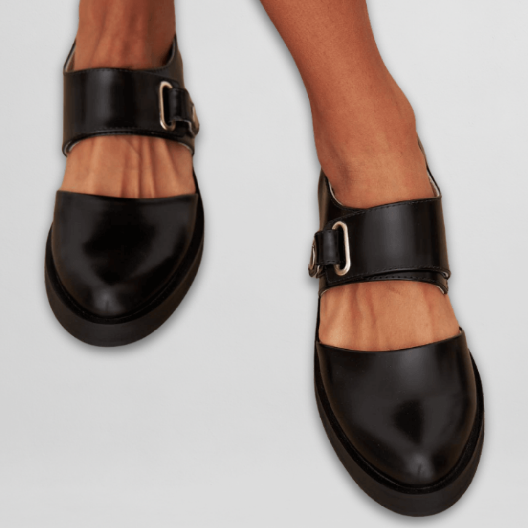 Sara | Klasikinė Mary Janes Adjust su Tava sagtimi