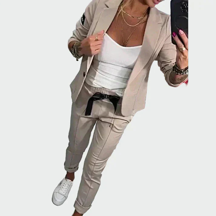 Rasti | Nepriekaištingai elegantiškas dviejų dalių kostiumo komplektas