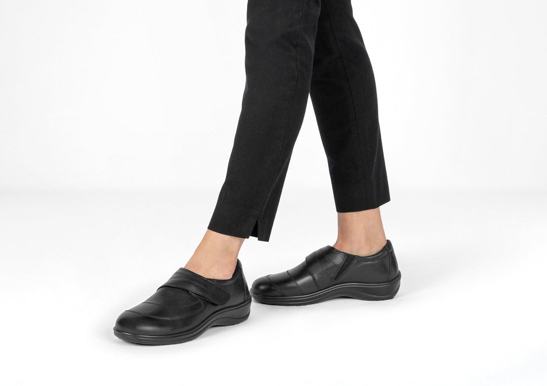 Emilija | Graži elegancija nesenstančios juodos spalvos