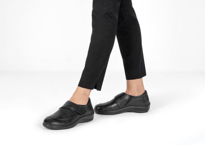 Emilija | Graži elegancija nesenstančios juodos spalvos