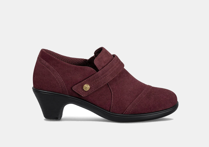 Ieva | Aksominė švelni elegancija giliai juodos spalvos